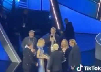 Chiara Ferragni con Fedez sul palco di Sanremo 2023