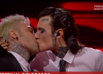 Bacio tra Rosa Chemical e Fedez (Storie Italiane, 2023)
