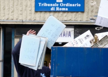 Smaltimento di fascicoli al Tribunale di Roma (LaPresse)
