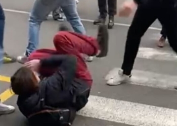 Un fermo immagine del pestaggio davanti al Liceo "Michelangelo" di Firenze sabato 16 febbraio 2023 (foto dal web)