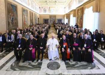 Papa Francesco con i membri della PAV