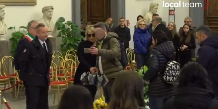 Maria De Filippi, fan le chiedono selfie davanti alla bara di Maurizio Costanzo