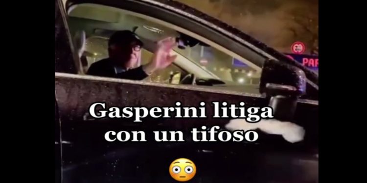 Gasperini lancia un panino ad un tifoso dopo Milan-Atalanta. (Foto: Web)