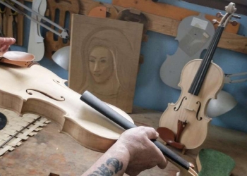 La liuteria interna al carcere di Opera (LaPresse)