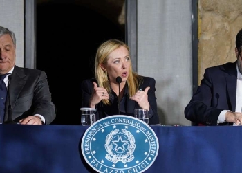 Tajani, Meloni e  Salvini durante la conferenza stampa post-Cdm a Cutro (Crotone) (LaPresse)