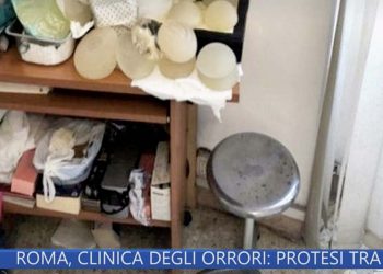 Protesi tra i rifiuti in centro estetico abusivo a Roma (Foto: La vita in diretta)