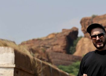 Costantino Della Gherardesca conduce Pechino Express 2023 (Sky)