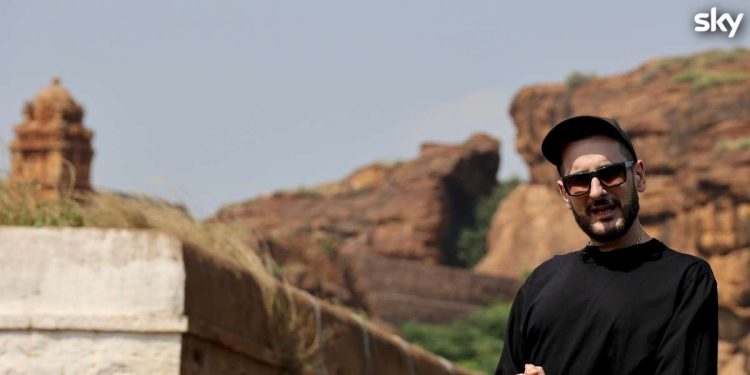 Costantino Della Gherardesca conduce Pechino Express 2023 (Sky)