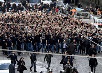 I tifosi dell'Eintracht Francoforte a Napoli (Lapresse)