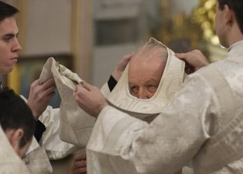 Il patriarca russo Kirill si prepara ad una celebrazione (LaPresse)