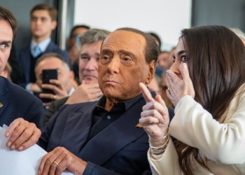 Berlusconi con Ronzulli e Cattaneao