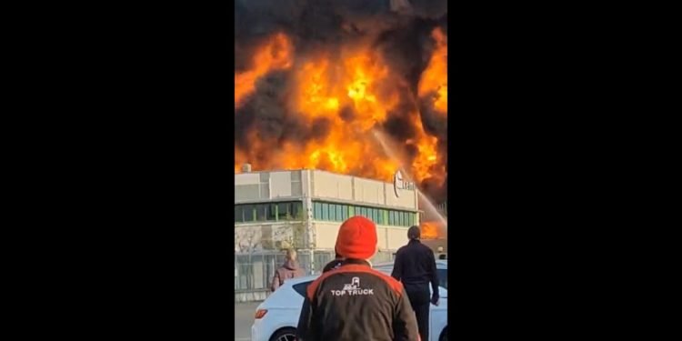 Incendio Novara, screen da Twitter