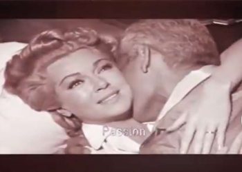 Lana Turner, in una scena di passione del film La signora prende il volo