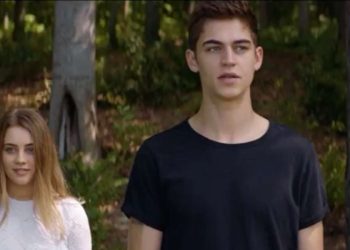 Josephine Langford e Hero Fiennes Tiffin, in una scena del film After