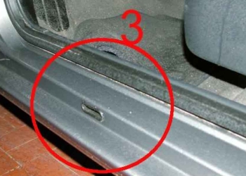 Macchia di sangue indicata dall'accusa sull'auto di Olindo (Foto: web)