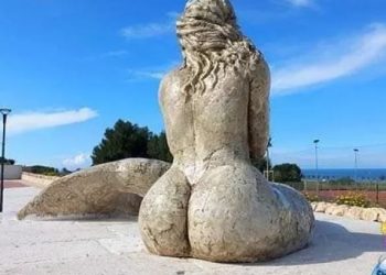 Statua sirena di Monopoli da Monopoli Times