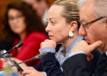 Giorgia Meloni incontra ia sindacati a Palazzo Chigi. Alla sua sin. Alfredo Mantovano (LaPresse)