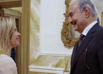 L'incontro tra Giorgia Meloni e Khalifa Haftar sui migranti (Twitter)