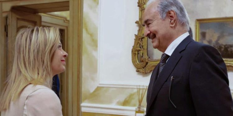 L'incontro tra Giorgia Meloni e Khalifa Haftar sui migranti (Twitter)