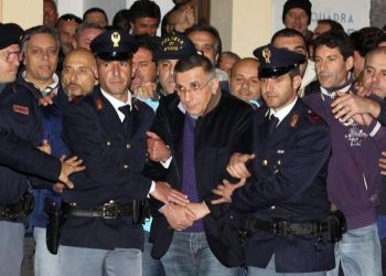 Napoli, 7 dicembre 2011: l'arresto del superboss dei casalesi Michele Zagaria. V. Pisani è alle spalle dell'agente a destra (nella foto) di Zagaria (LaPresse)