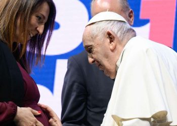 Papa Francesco con una mamma incinta agli Stati generali della natalità (LaPresse)