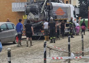 Fango per le strade: il dopo alluvione a Forlì (LaPresse)