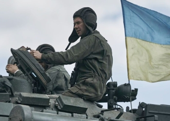 Carristi ucraini nei pressi di Bakhmut (LaPresse)