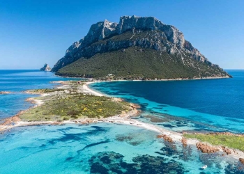 Un ecomostro sull'isola Tavolara (screen da Youtube)