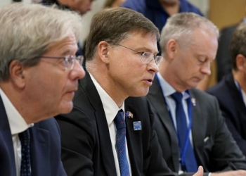 Al centro, Valdis Dombrovskis. A sin., Paolo Gentiloni (LaPresse)