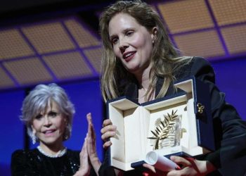 Justine Triet riceve la Palma d'oro (Lapresse)