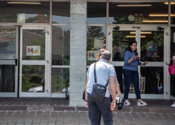 L'ingresso dell'Istituto tecnico industriale "Alessandrini" di Abbiategrasso (Milano) (LaPresse)