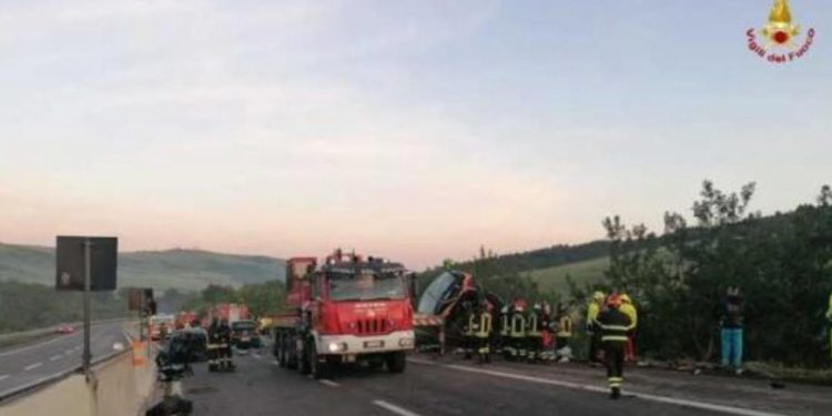 Bus in una scarpata sull'A16