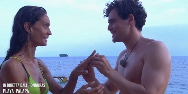Helena Prestes e Carlo Motta all'Isola dei Famosi 2023 (Foto: Web)