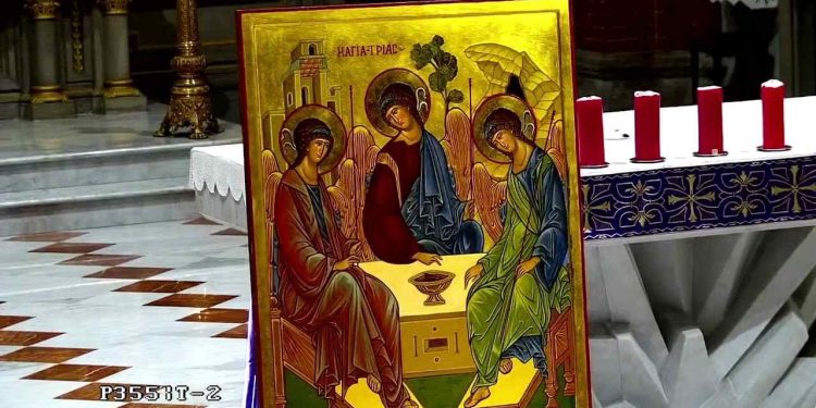 Una copia dell'icona della Santissima Trinità esposta a Mosca (screen da Youtube)