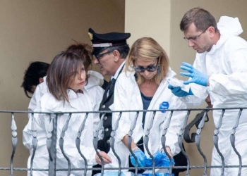 Gli ormai frequenti rilievi della polizia scientifica (LaPresse)