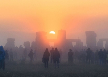 Solstizio d'estate 2023 a Stonehenge (Twitter)