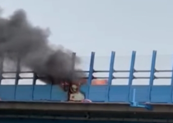 Esplosione sulla tangenziale di Napoli: auto in fiamme (screen video YouTube)