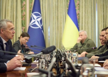 Jens Stoltenberg, segretario generale della Nato, a colloquio con Volodymir Zelensky, presidente dell'Ucraina (LaPresse)