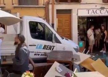 Il camion sui tavolini del bar di Cagliari (Twitter)