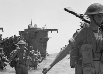 Soldati britannici sbarcano in Sicilia il 10 luglio 1943 (foto da Wikipedia)