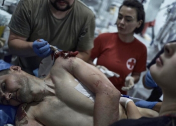 In un ospedale da campo a Bakhmut (LaPresse)