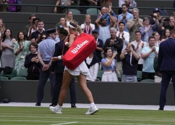 Victoria Azarenka lascia il campo dopo il ko contro Elina Svitolina a Wimbledon 2023 (Foto LaPresse)
