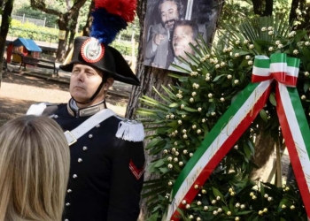 Giorgia Meloni depone una corona d’alloro nel Parco intitolato ai Giudici Giovanni Falcone e Paolo Borsellino, nel quartiere Montagnola a Roma (Foto: Lapresse)
