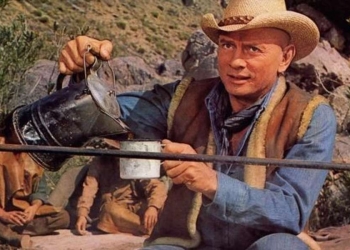 Yul Brynner in una scena del film su Rete 4 (Foto Web)