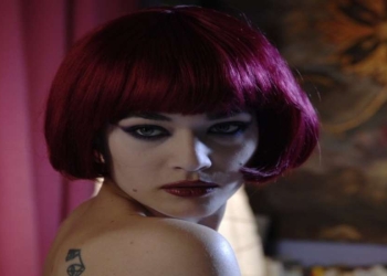 Laura Chiatti in Io, loro e Lara, film su Rete 4