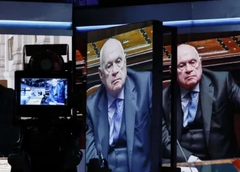 A sin., il presidente dell'Anm Giuseppe Santalucia, a d. il guardasigilli Carlo Nordio (LaPresse)