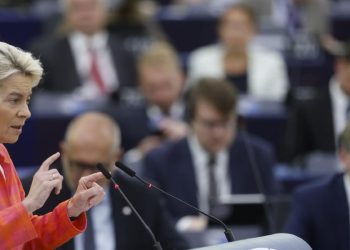 Ursula von der Leyen all'europarlamento di Strasburgo (LaPresse)