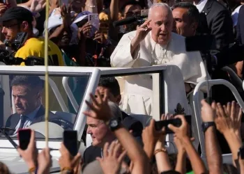 Papa Francesco alla Gmg di Lisbona (LaPresse)