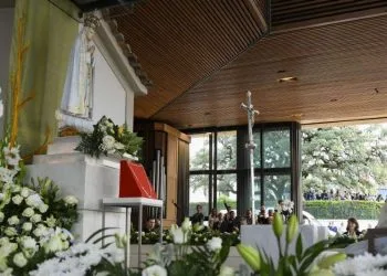 Papa Francesco in preghiera a Fatima (LaPresse)