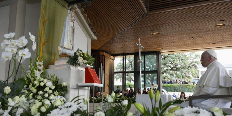 Papa Francesco in preghiera a Fatima (LaPresse)